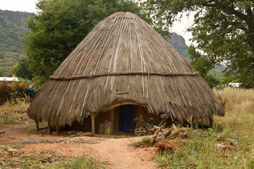 Fototapeta na wymiar Senegal Dindefelo Hut