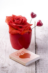rosa con libro e cuoricini
