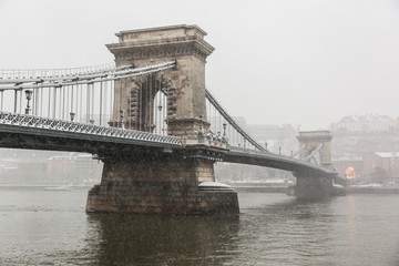 Obraz premium Chain Bridge in Budapest under the Snow