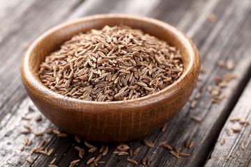 Cumin seeds in a wooden plate