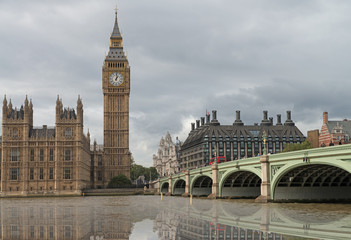 Fototapeta na wymiar Piękny widok z Pałacu Westminster i Most z refleksji