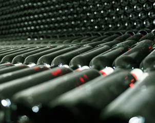 Zelfklevend Fotobehang Rood, wit, zwart Oude flessen rode wijn