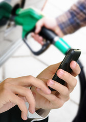 Benzinpreis-App und Zapfpistole