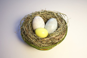 Obraz premium Osternest mit drei Eiern