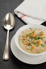 Kartoffelsuppe mit Brotcroutons