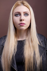 Naklejka premium Close up portrait of a caucasian girl wearing a leather jacket