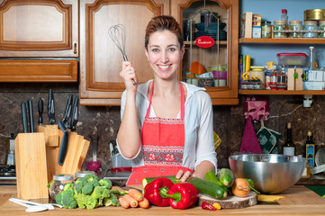 Obraz na płótnie Canvas beautiful housewife cooking vegetables