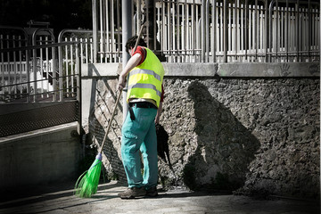 operatore ecologico al lavoro