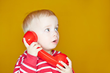 Kleines Kind hört am Telefon zu