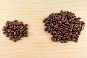 Кофейные зерна, две горстки