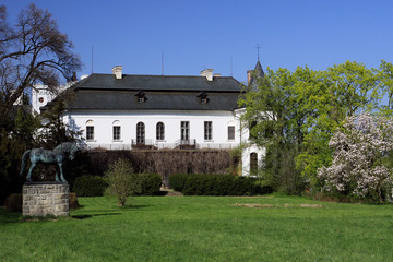 Fototapeta na wymiar Czechy - Zamek w Slatiòany statua z końmi
