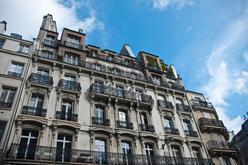 Fototapeta na wymiar Paryskim budynku