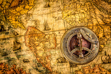 Fototapeta na wymiar Vintage Kompas leży na starożytnej mapie świata