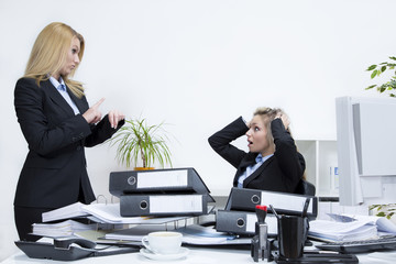 Zwei Frauen Mobbing am Arbeitsplatz