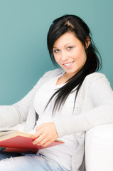 junge frau beim lesen