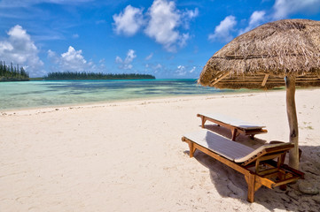 Transats et parasol sur une plage de rêve - Ile des Pins, Nouvelle-Caledonie © Delphotostock