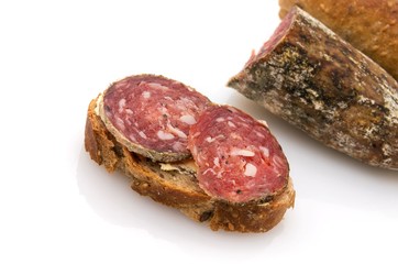 Slices of ​​sausage on bread.