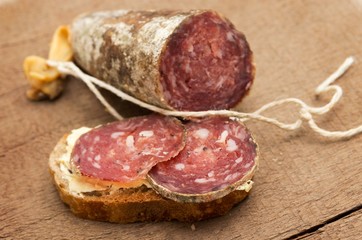 Slices of ​​sausage on bread.