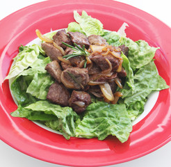 gebratene Leber auf Salat