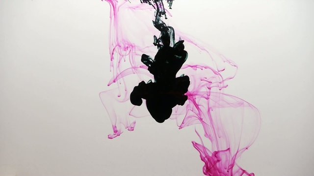 Tinte in Wasser (verschiedene Farben)