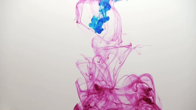Tinte in Wasser (verschiedene Farben)