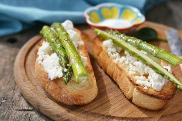 bruschetta with asparagus