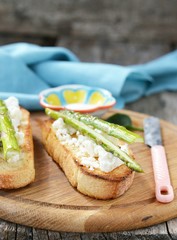 bruschetta with asparagus