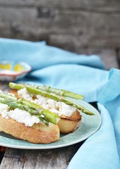 bruschetta with asparagus
