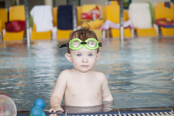 Kind im Wasser beim spielen