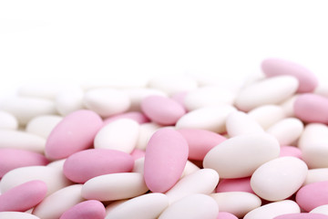 Obraz na płótnie Canvas kupie białe i różowe cukrem migdałów