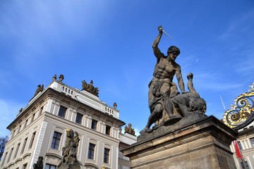 Fototapeta na wymiar Pomnik myśliwca przed Zamkiem Praskim