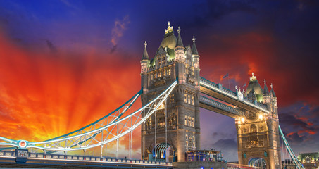 Fototapeta na wymiar Londyn, Światła Tower Bridge pokazać na zachodzie słońca