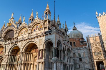 Fototapeta na wymiar San Marco kościół z niskim kątem w Wenecji