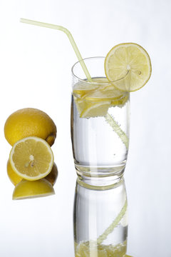 Mineralwasser mit Zitronen und Spiegelbild