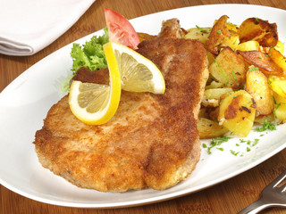 Kotelett paniert mit Bratkartoffeln