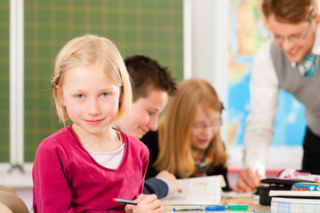 Fototapeta premium Edukacja - uczniowie i nauczyciele uczą się w szkole