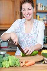 Obraz na płótnie Canvas beautiful housewife cooking vegetables