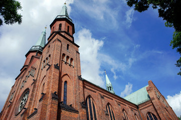 Fototapeta na wymiar Fasada gotyckiego kościoła w Pruszkowie