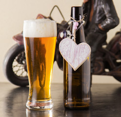 Gekühltes goldene Bier in ein Glas.