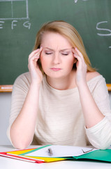 schülerin mit starken kopfschmerzen