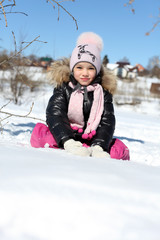 Fototapeta na wymiar Beautiful little girl in winter park