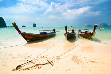 Fototapeta premium Tropical beach landscape. Thai traditional long tail boats