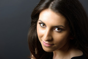 Naklejka premium young woman posing on gray background in studio