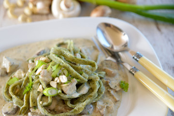 Spinatnudeln mit Champignonsoße
