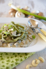 Spinatbandnudeln mit Champignonsauce