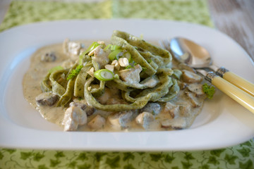 Siinatbandnudeln mit Champignons und Lauch