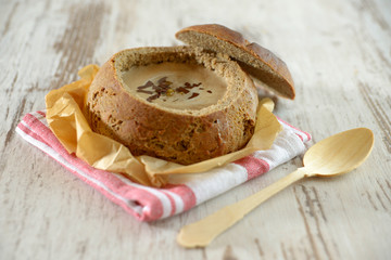 Maronensuppe mit Schokosplittern in Schale aus Brot