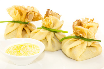 Блинчики с мясом и соусом майонез