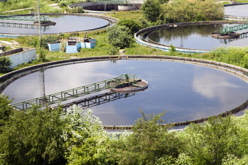 Cleaning construction for a sewage treatment