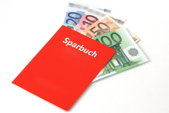 Rotes Sparkassenbuch, in dem sich Geldscheine befinden